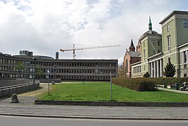 Arne Garborgs plass sett mot vest. Her vil det midlertidige minnestedet etter 22. juli ligge Foto: Helge Høifødt