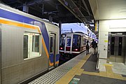 南海線の駅では縦列停車となることがある（2014年8月）