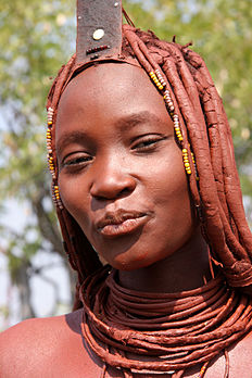 Portrait d'une femme himba. (définition réelle 2 336 × 3 504)