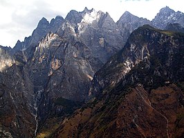 Avondlicht op de bergen langs de Yangtze