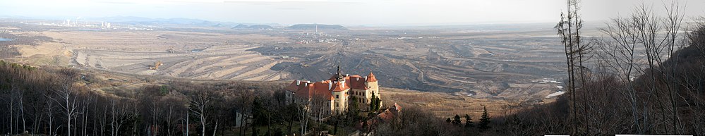 Panorama zámku směrem na Komořany