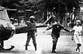 1969年7月31日、武装警備員に護衛されながら、ヘリコプターで南ベトナムの地上に降り立った。ファーストレディが戦闘地域に入ったのはこれが初めてだった。