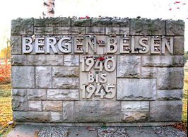 Monument bij de ingang van Bergen-Belsen