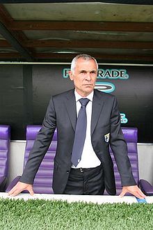 Héctor Cúper entrenador que llevo al Valencia a dos finales de champions.