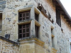 Fenêtre d'angle à meneaux, dans le bourg.