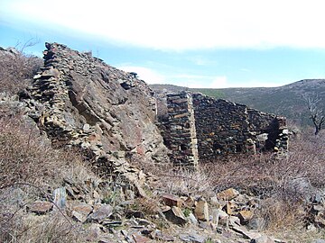 Les ruines de Falguerosa, à deux kilomètres au nord-ouest du village. Les bâtiments ont été construits avec des pierres locales, en utilisant un affleurement de schiste ordovicien comme contrefort.