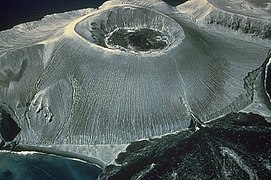 O cone do vulcão Bárcena (ilha de San Benedicto, México).