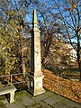 Sandsteinobelisk auf Schloss Pillnitz mit Flachreliefs im Sil des Manierismus[9]