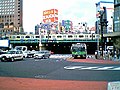 新宿大ガードをくぐって新宿駅へ