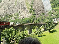 Le Bernina express sur le viaduc hélicoïdal de Brusio.