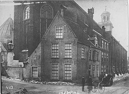 De kerk rond 1888 met op de voorgrond de woning-atelier van fotograaf Johannes Gerhardus Kramer