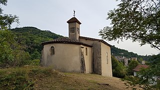 Photographie de la chapelle Saint-Roch sur son éperon rocheux.