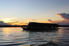 Llevo-llevo, un tipo de transporte navegando en el río Amazonas.