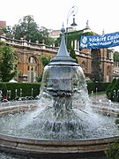 La fontaine à l'entrée de la zone du Palais