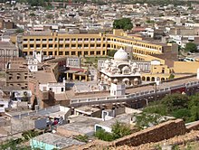 Vista aérea do Sikh Panja Sahib ao centro de uma região urbana