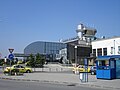 L'extérieur du terminal 1 et la tour de contrôle.