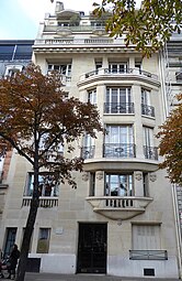 Art Deco reinterpretation of the Doric pilasters on the facade of Avenue du Président-Wilson no. 18, Paris, by Henri Tauzin, 1913[30]