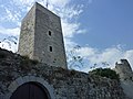 La tour du Suquet au sommet de la colline, offrant une vue panoramique sur la mer, la ville et l'arrière-pays.