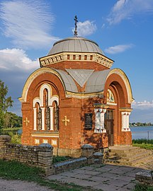 Часовня на берегу озера, возведённая в память о жертвах пожара в Бологовском кинематографе 1911 года