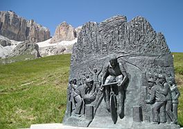 Monumentu a Coppi nel Pasu Pordoi (Dolomites) alzáu pola comuña de Canazei (2/7/2000)