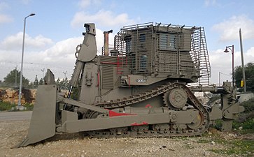 D9R/T (blindé de quatrième génération) de Tsahal stationné près d'un avant-poste militaire (vue de côté).