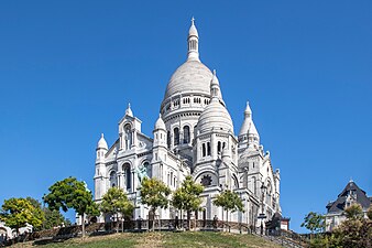 La basilique vue depuis la rue du Cardinal-Dubois.