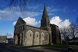 A igreja de Avy combina elementos romanos e góticos