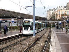 27 ans plus tard au même endroit avec le tram à l'arrêt de Parc de Saint-Cloud.