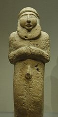 Estatua orante de un hombre barbado que quizá represente a un rey-sacerdote (c. 3300 a. C.). Periodo de Uruk.