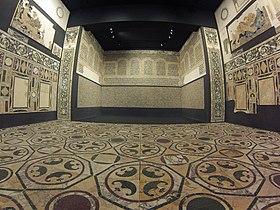 Salle de la domus de la Porte Marine à Ostie, exposé au musée du Haut Moyen Âge de Rome, avec sols et murs entièrement décorés en opus sectile du IVe siècle très bien conservé.