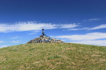 Un ovoo, dans l'aïmag d'Övörhangay (Mongolie). (définition réelle 2 209 × 1 473)