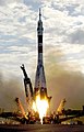 26 Nisan 2003'te Baykonur'dan fırlatılatılma öncesinde Soyuz TMA-2