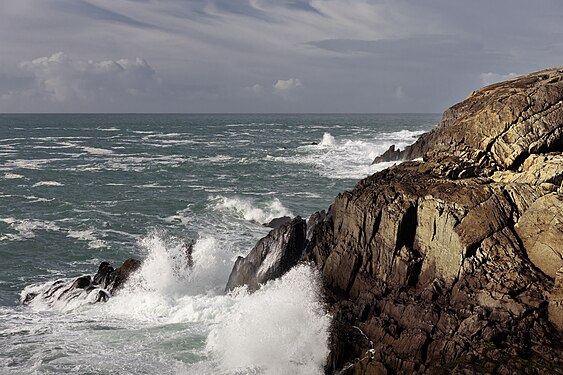 Waves breaking in Dunlough Bay