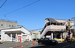 正面アングルでは屋根の形と相性が悪く駅舎構造の情報量が乏しい