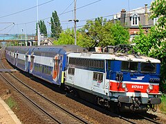 La BB 17002 en livrée Île-de-France en tête d'une rame de VB 2N d'un train Mantes – Paris.