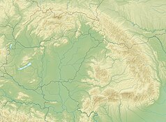 Mapa konturowa Karpat, u góry nieco na lewo znajduje się czarny trójkącik z opisem „Pośrednia Grań”