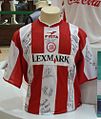 Camisa autografada pelos campeões no centenário do clube, em 2001.