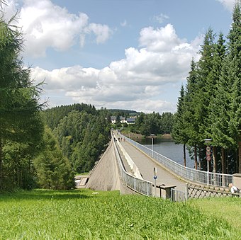 Die Staumauer der Rauschenbach-Talsperre Juli 2009