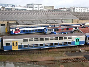 V2N en livrée Grandes Lignes devant une VB 2N Transilien.