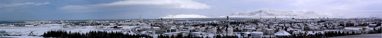 Panorama de Reikiavik vistu dende Perlan nel que pueden apreciase el monte Akrafjall nel centru y l'Monte Esja a la derecha.