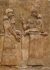 Sargón II con su hijo el príncipe Senaquerib, bajorrelieve procedente de Dur Sharrukin-Khorsabad (c. 716 a. C.)