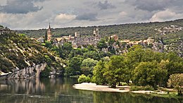 Aiguèze vun de Gorges de l'Ardèche aus gesinn