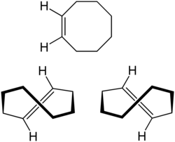 Formula di struttura degli isomeri del cicloottene. In alto, cis-cicloottene; in basso, i due enantiomeri del trans-cicloottene