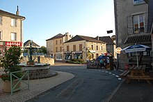 Une rue du centre historique commerçant de Châlus