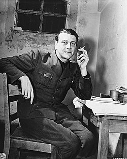 Otto Skorzeny sotavankeudessa sodan jälkeen.