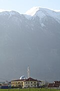 November: Moschee bei Kukës, verschneite Gjallica im Hintergrund