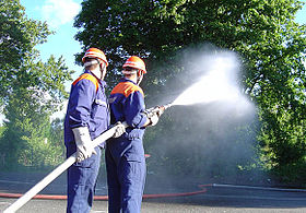 Von Jugendfeuerwehrleuten vorgenommene Löschangriffsübung