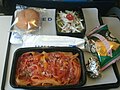 ユナイテッド航空のエコノミークラスの機内食（2013年11月）。写真のメインはパスタだが、この便ではメインとして牛丼も選択可能であった。