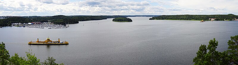 Östra Mälaren västerut vid Vårby med vy över Vårbyfjärden. Trafikverket Färjerederietets fartyg möts mellan Slagsta och Jungfrusund.