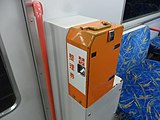 低床部のロングシート。左は通常座席、中央は折りたたみ座席。豊橋鉄道では撤去されているが、ドア脇のスペースには名鉄・福鉄では整理券発行器（右）がある。